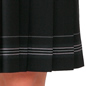 普通科制服：スカートの裾にもは、スクールカラーのオレンジのラインを横に入れるなどして、落ち着いた中にもフェミニンなイメージ